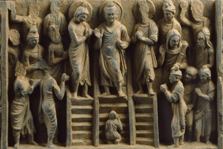 Buddha descendiendo del plano de los devas después de enseñar el Abhidhamma