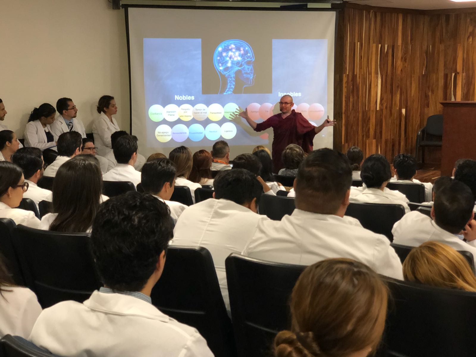 Foto de la conferencia "La Vida desde la Perspectiva Buddhista"