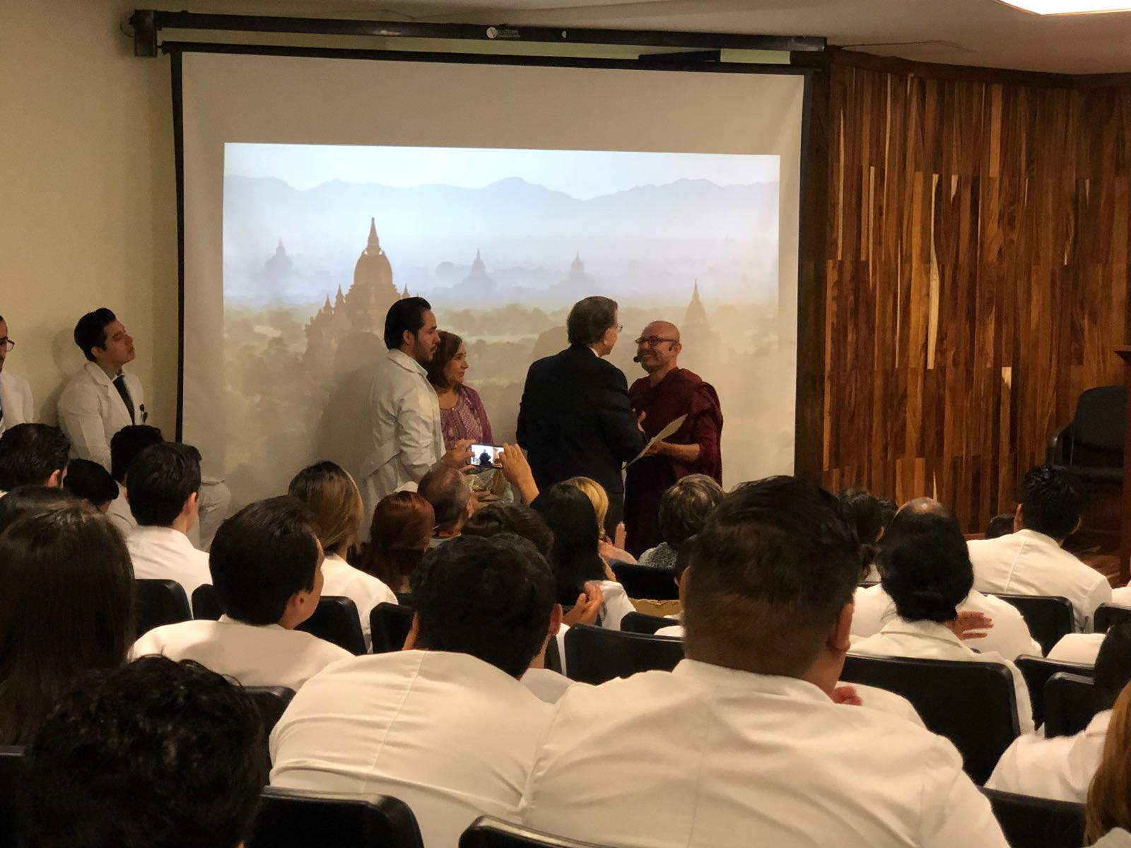 Foto de la conferencia "La Vida desde la Perspectiva Buddhista"