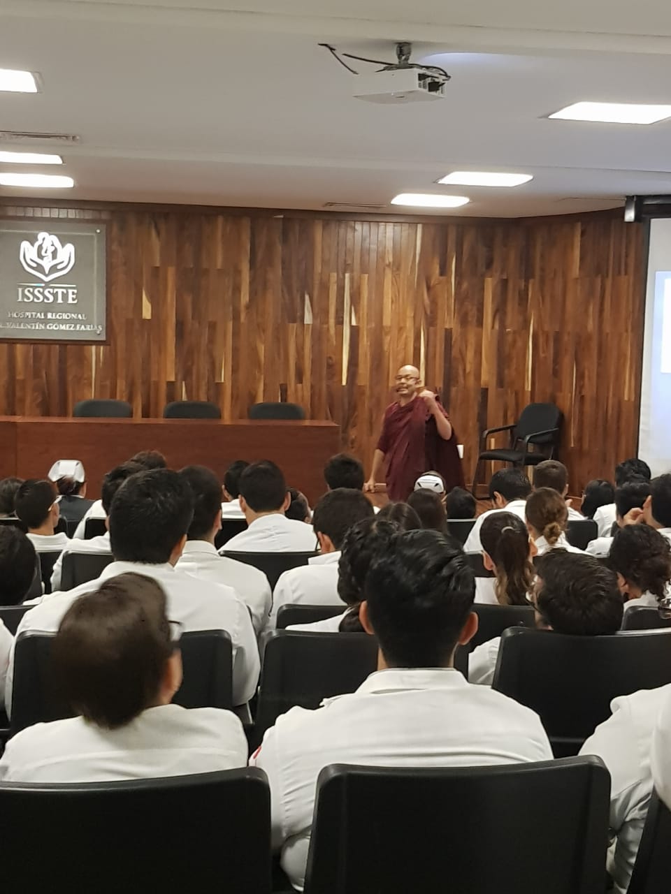 Foto de la conferencia "La Vida desde la Perspectiva Buddhista"