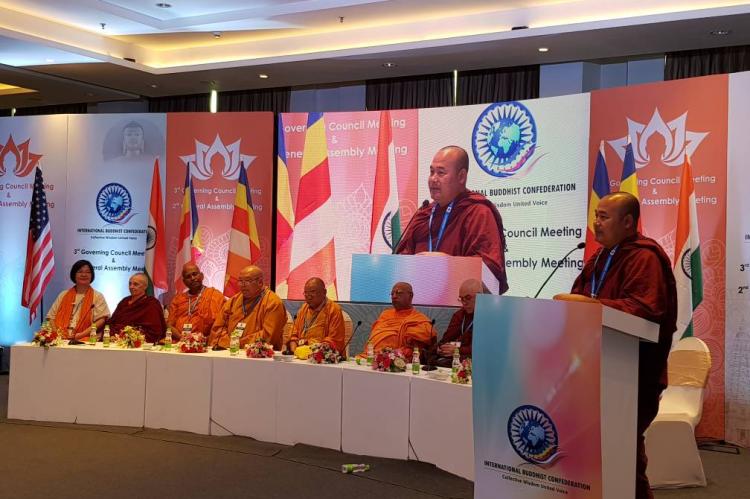 Presidium de IBC - Secretario General Ven. Dhammapiya impartiendo un discurso