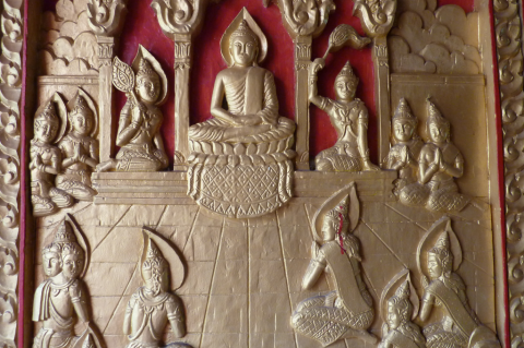 Buddha enseñando el Abhidhamma a los Devas