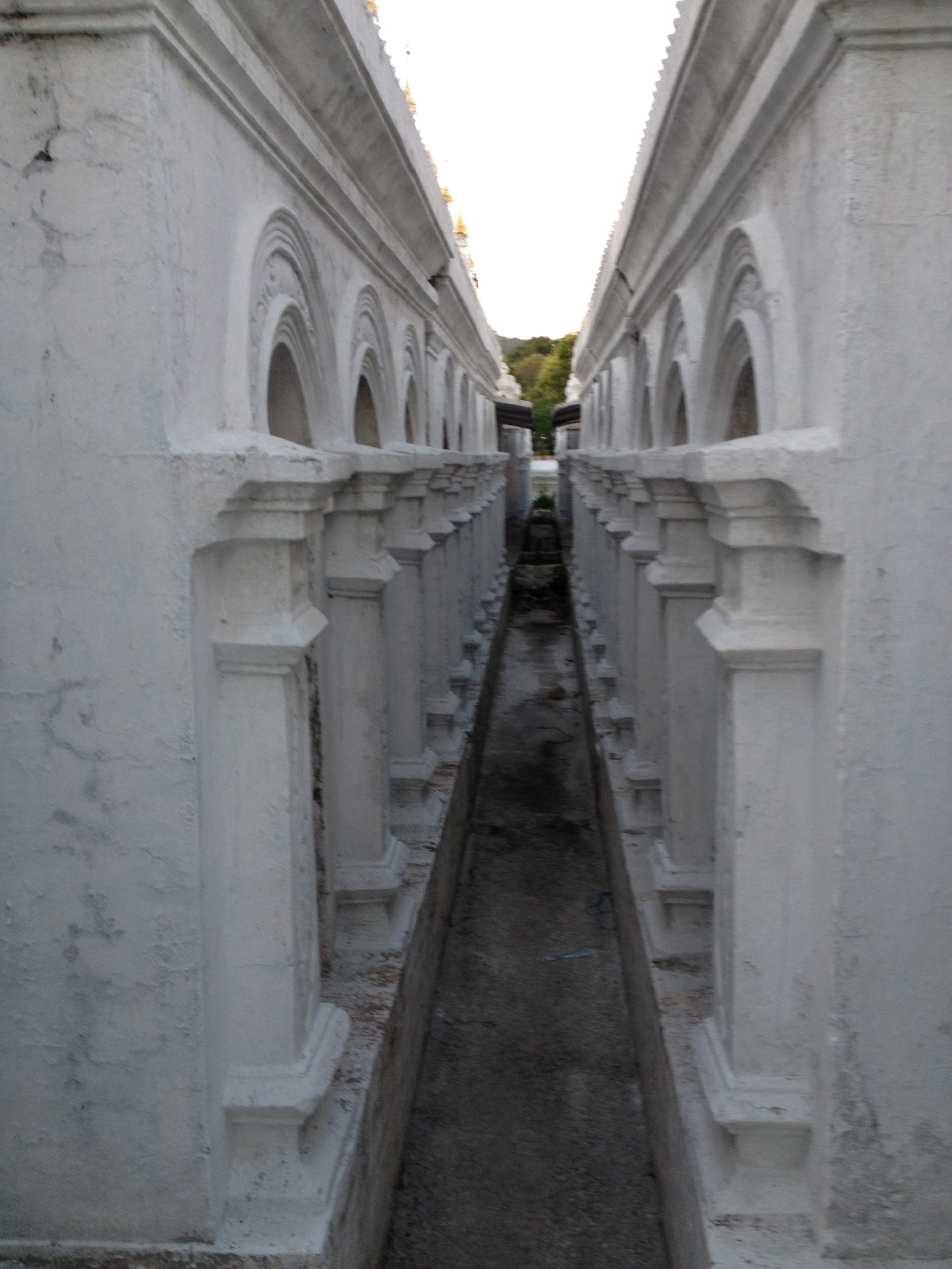 Kuthodaw, Mandalay, Myanmar - El Tipiṭaka en 729 planchas de mármol
