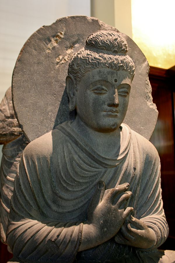 Buddha de Gandhara - British Museum, Londres, Inglaterra. By Photograph by Mike Peel (www.mikepeel.net)., CC BY-SA 4.0, https://commons.wikimedia.org/w/index.php?curid=10910511