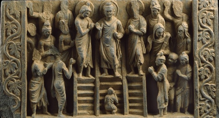 Buddha descendiendo del plano de los devas después de enseñar el Abhidhamma