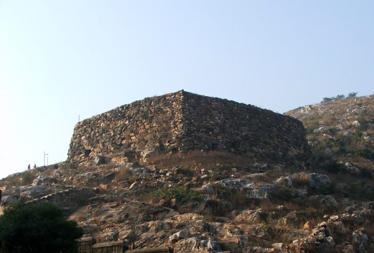 Tirokuṭṭa Sutta