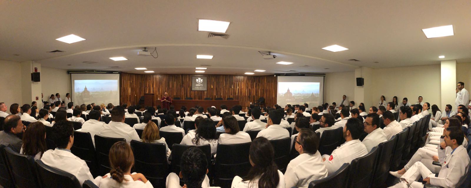 Foto de la conferencia "La Vida desde la Perspectiva Buddhista"